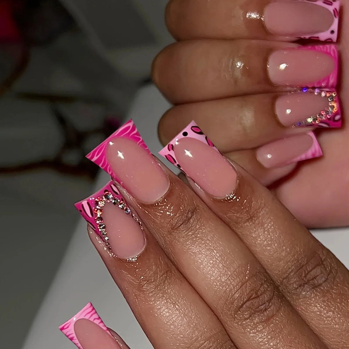 24pcs Duckbill Shaped Fake Nails Gold Butterfly Rhinestone Design False Nail Tips Wearable Full Cover French Press on Nails