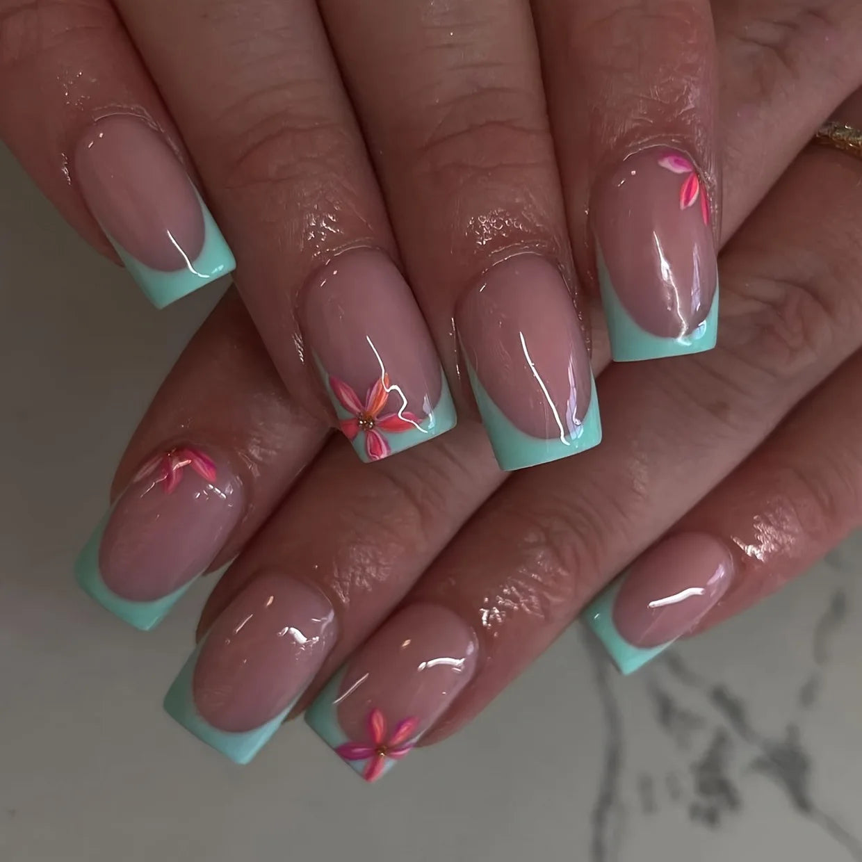 24pcs Mid-length Press on Nails Pink French Full Cover Flower Design Fake Nail Reusable Pearl False Nail with Jelly Glue Nails