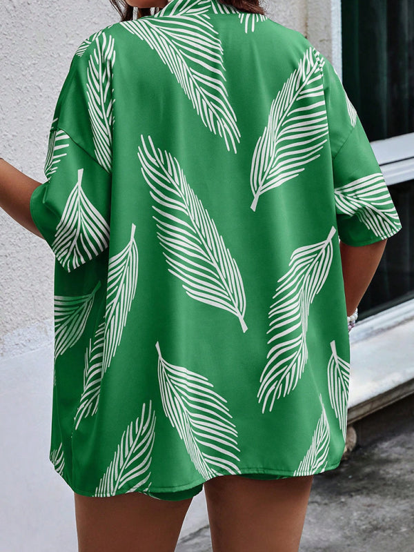 Fashionable resort style shorts suit
