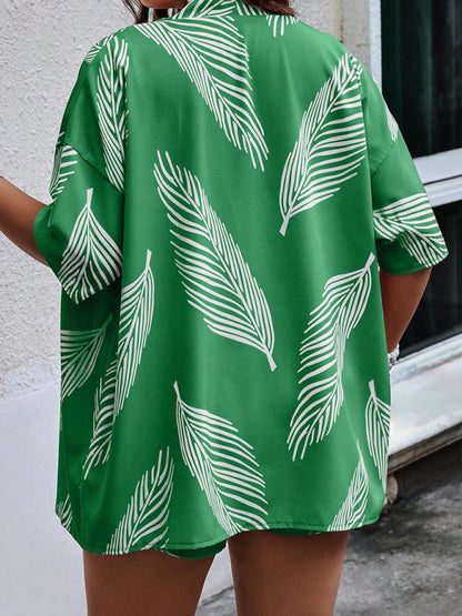 Fashionable resort style shorts suit